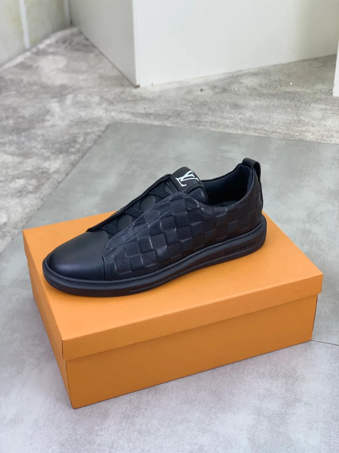 Men's men's shoes P440💰【Real price】Yangli🆘 💭💭New model launched【LOUlS VUlTTON】Louis Vuitton's new low-top men's shoes, high quality, support inspection! This style comes from Italy, very energetic and creative, giving people a comfortable and atmospheric visual impact❗Synchronization, the upper is made of silk calfskin with the original LV, imported soft sheepskin lining🐑Purely hand-stitched; LV original rubber outsole 4️⃣colors available Code number: 38~44